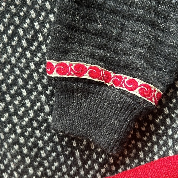 Men’s Scandinavian Score Sweater - Large. - Picture 6 of 13